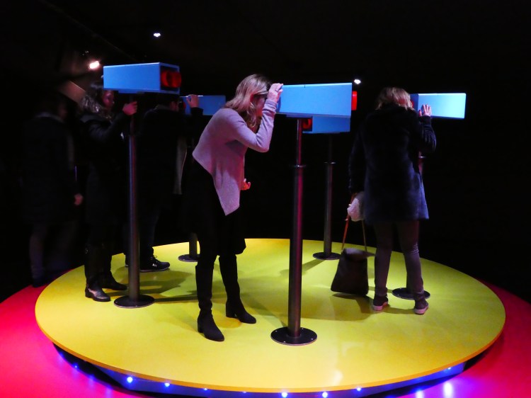 Endeavour consulting Geneva organisational assessment image with people looking through telescopes